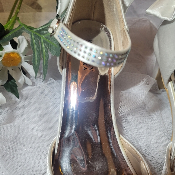 2/$30 BADGLEY & MISCHKA KIDS SHOES SIZE 4 Worn once... - Picture 12 of 15